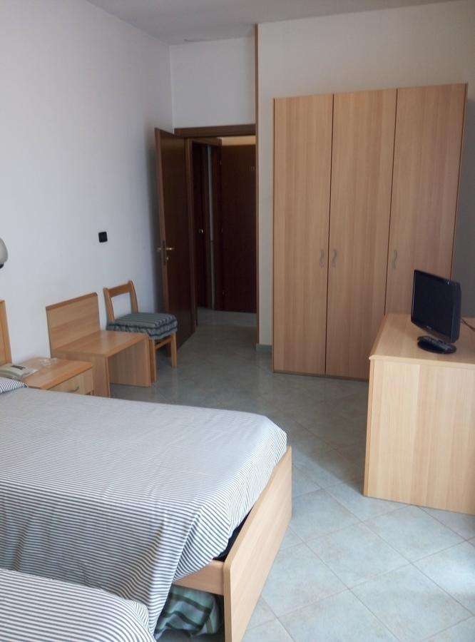 Hotel Cristallo Новара Экстерьер фото